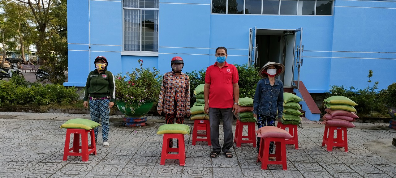 Tặng quà cho hộ nghèo, cận nghèo, khó khăn trên địa bàn phường Hòa Thuận
