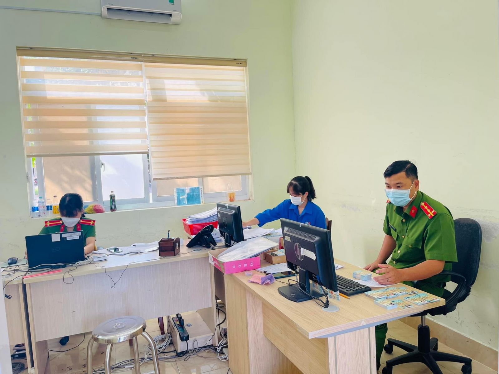 Cán bộ, công chức và Nhân dân phường Hòa Thuận thực hiện đăng ký ứng dụng định danh điện tử VNeID mức độ 2